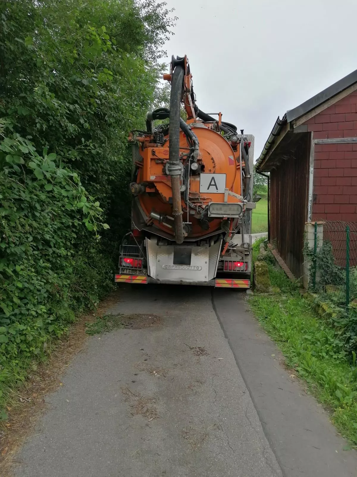 Berger GmbH * Rohr- und Kanalreinigung in Wehr, LKW im Einsatz - auch wenn es einmal eng wird