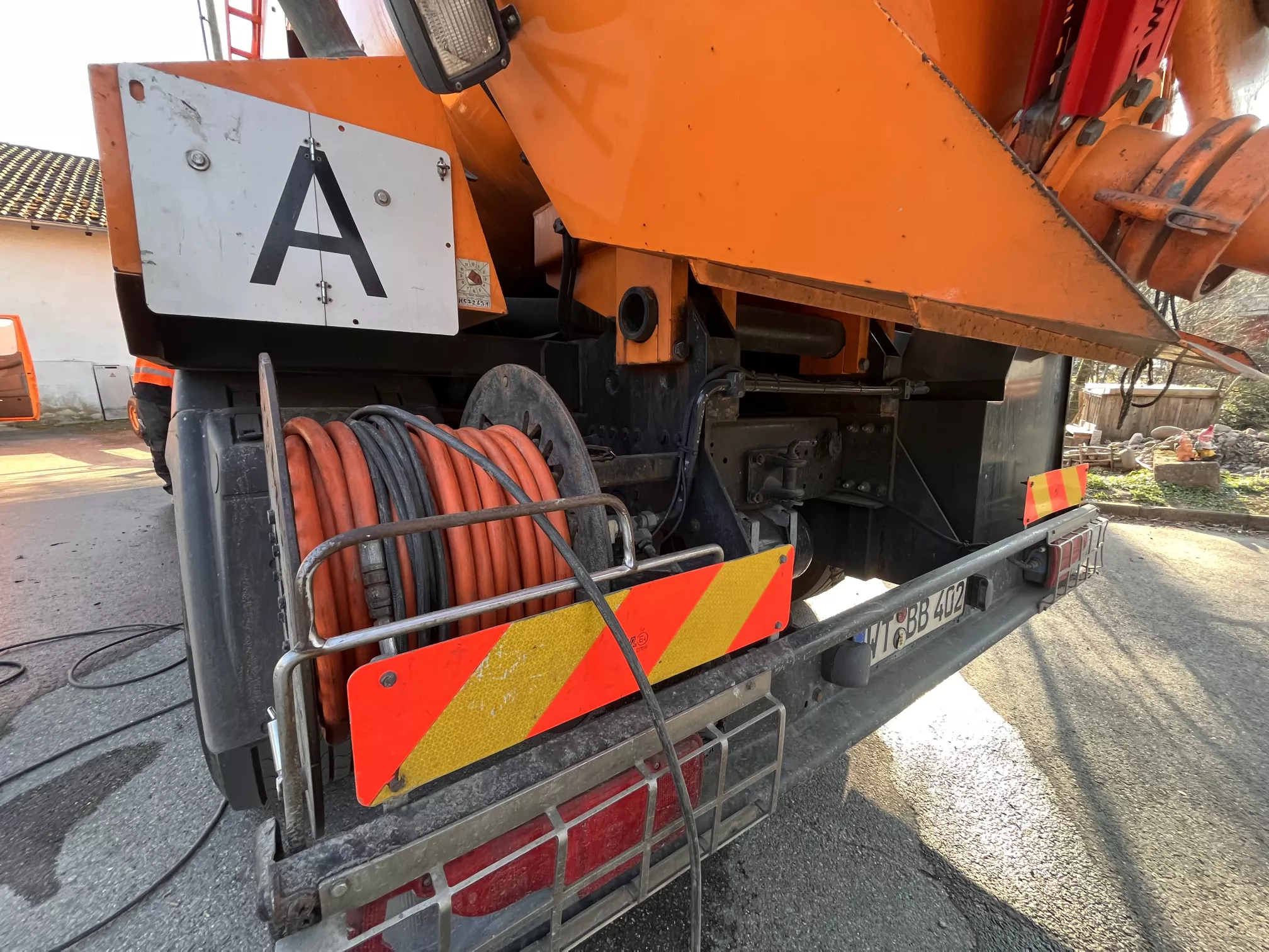 Berger GmbH, Rohr- und Kanalreinigung in Wehr - LKWs im Einsatz für Reinigungsarbeiten - Abfallzeichen