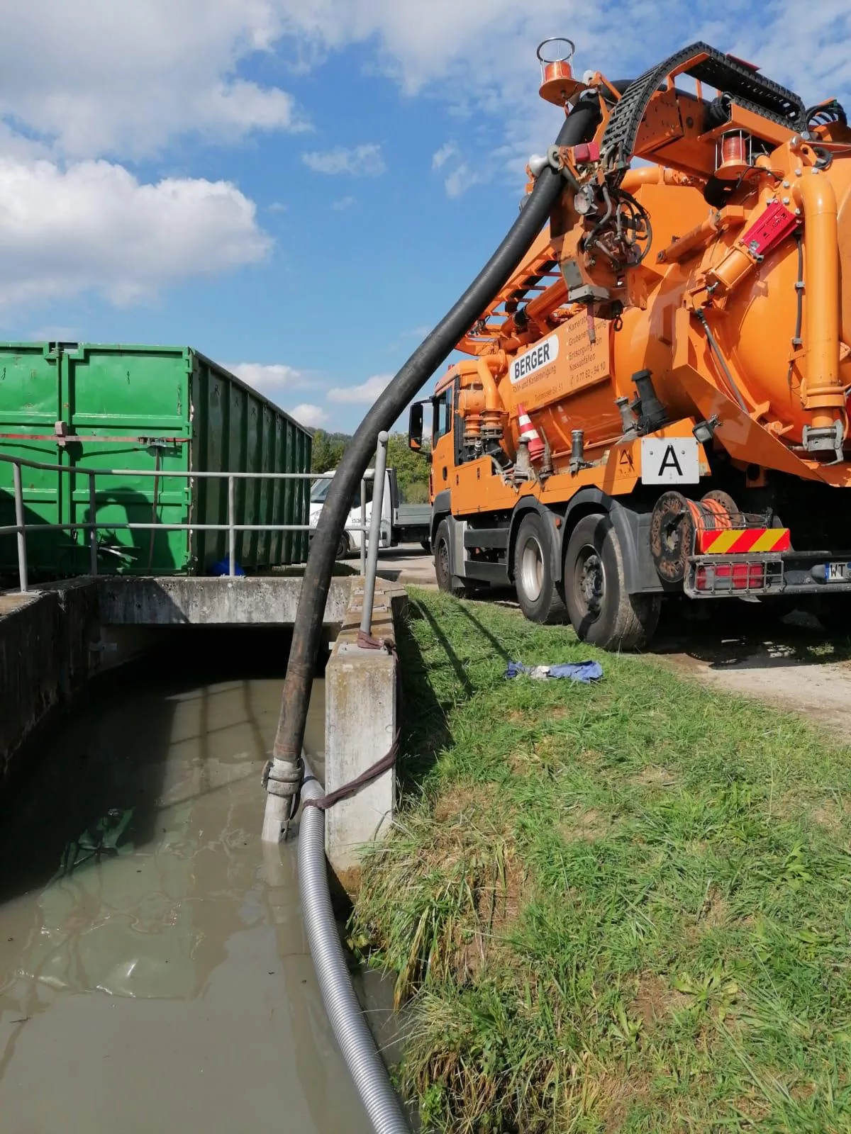 Berger GmbH, Rohr- und Kanalreinigung in Wehr - LKWs im Einsatz für Reinigungsarbeiten