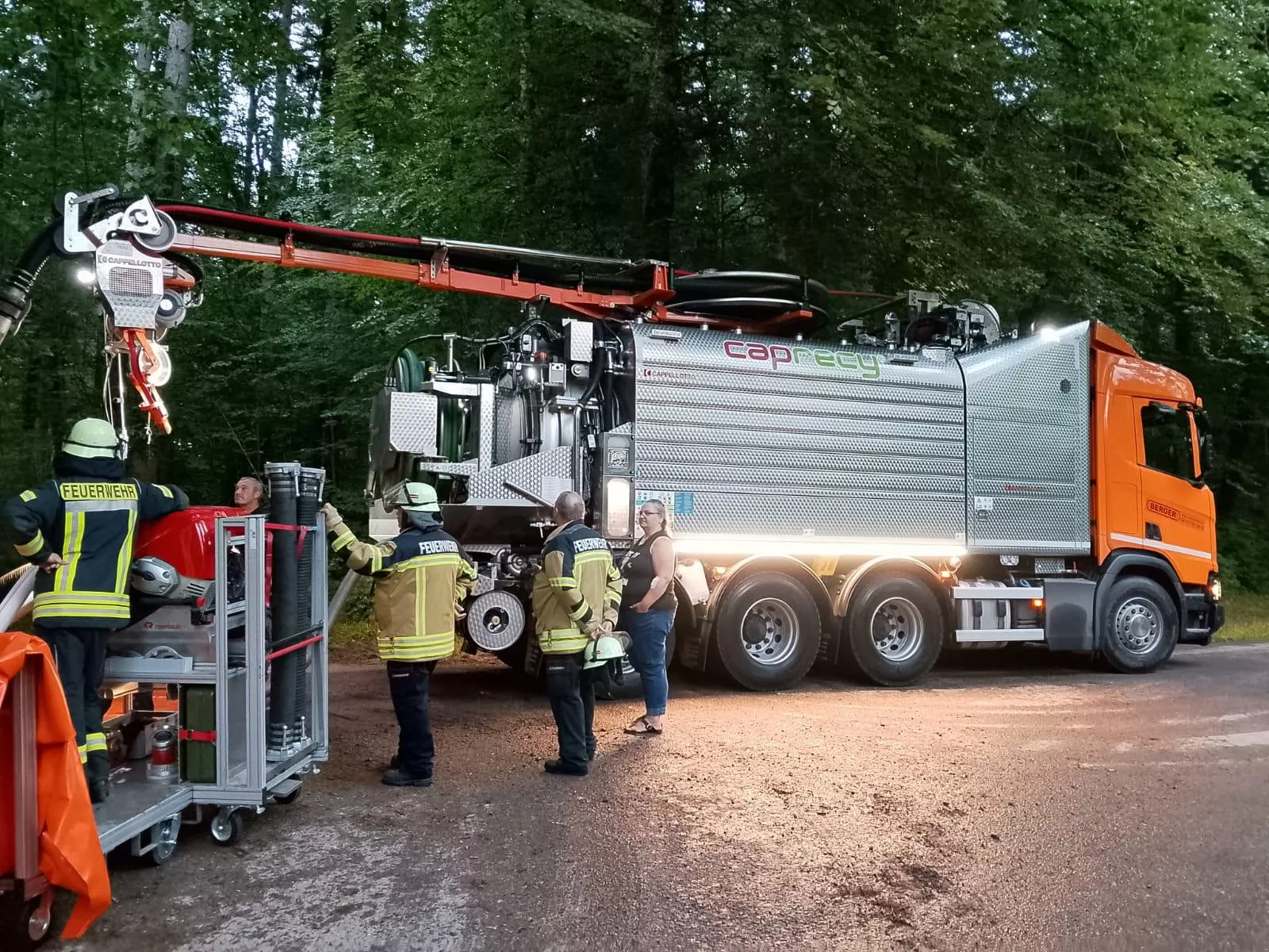 Berger GmbH * Rohr- und Kanalreinigung in Wehr, neuer LKW im Einsatz bei Feuerwehrübung
