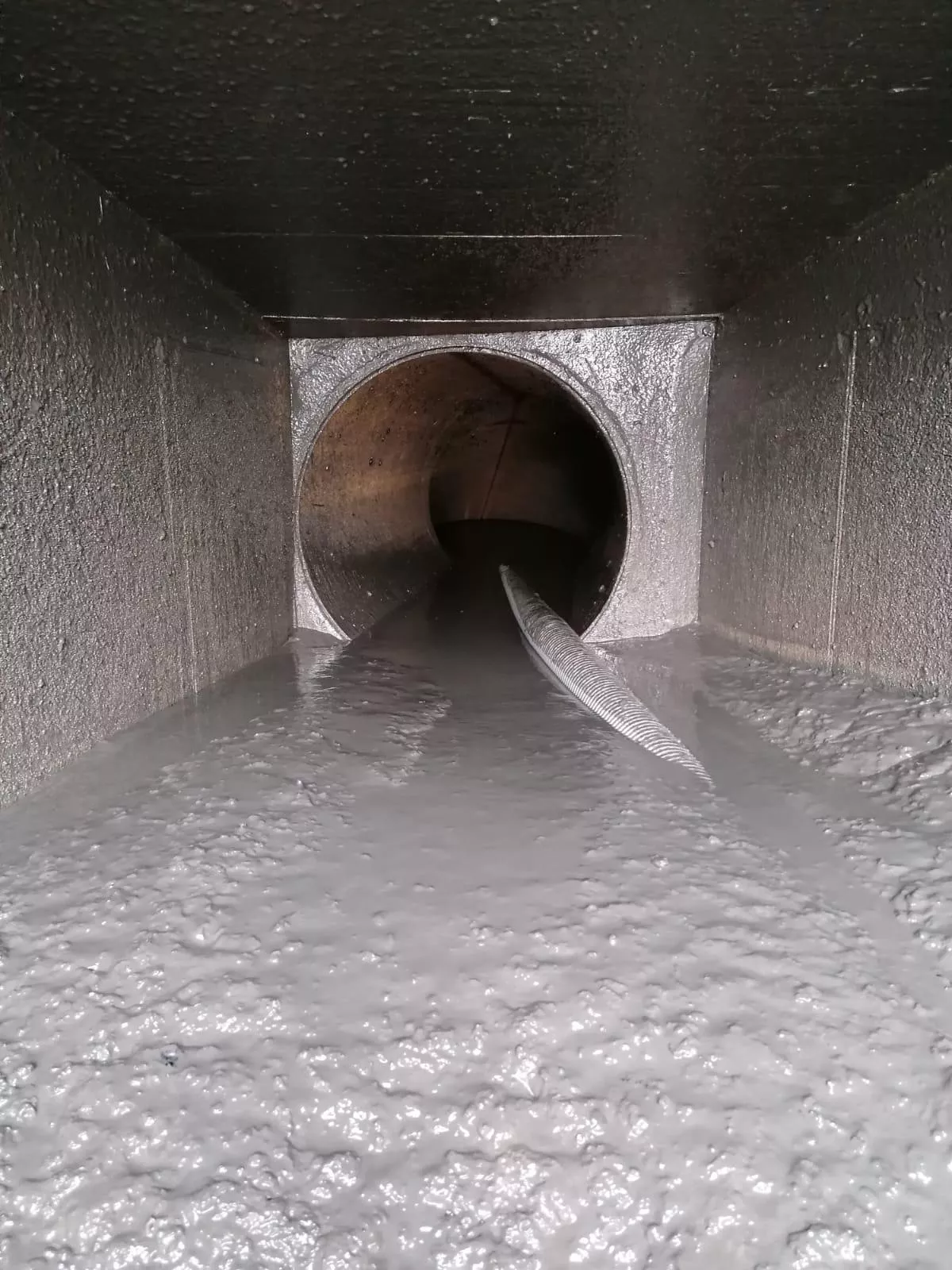 Schlamm absaugen im Abwassersystem