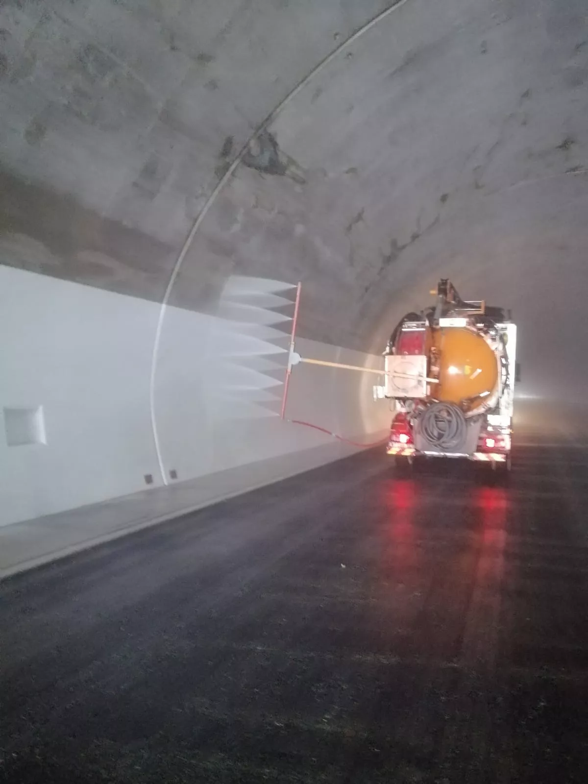 Berger GmbH, Rohr- und Kanalreinigung in Wehr - LKWs im Einsatz für Reinigungsarbeiten - Tunnelreinigung