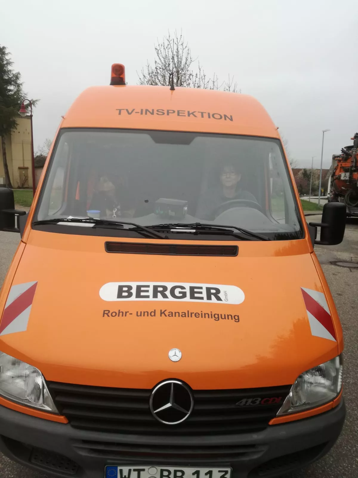 Michi mit treuem Bekleider im TV-Inspektionsfahrzeug