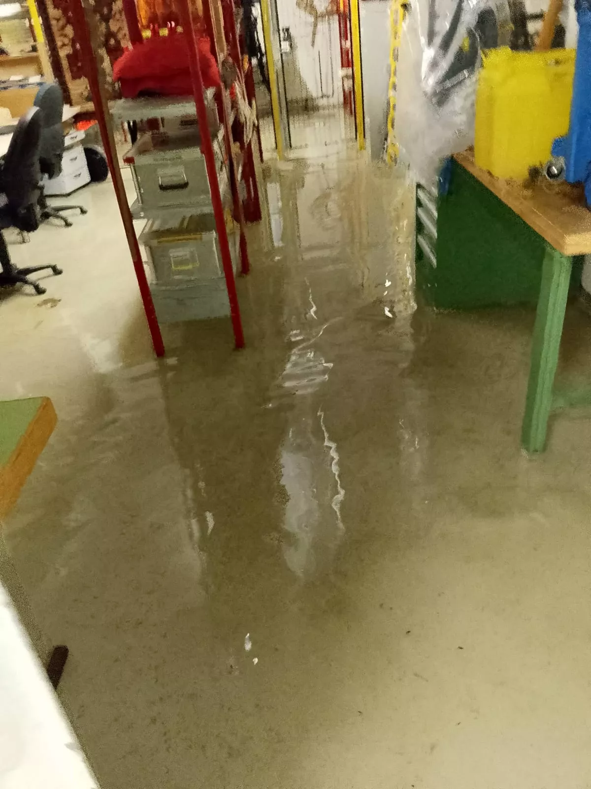 Wasser im Keller durch verstopfte oder defekte Abwasserleitungen